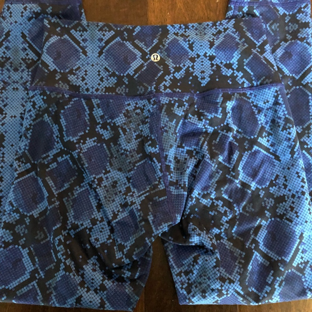 Lululemon blue snake skin crops